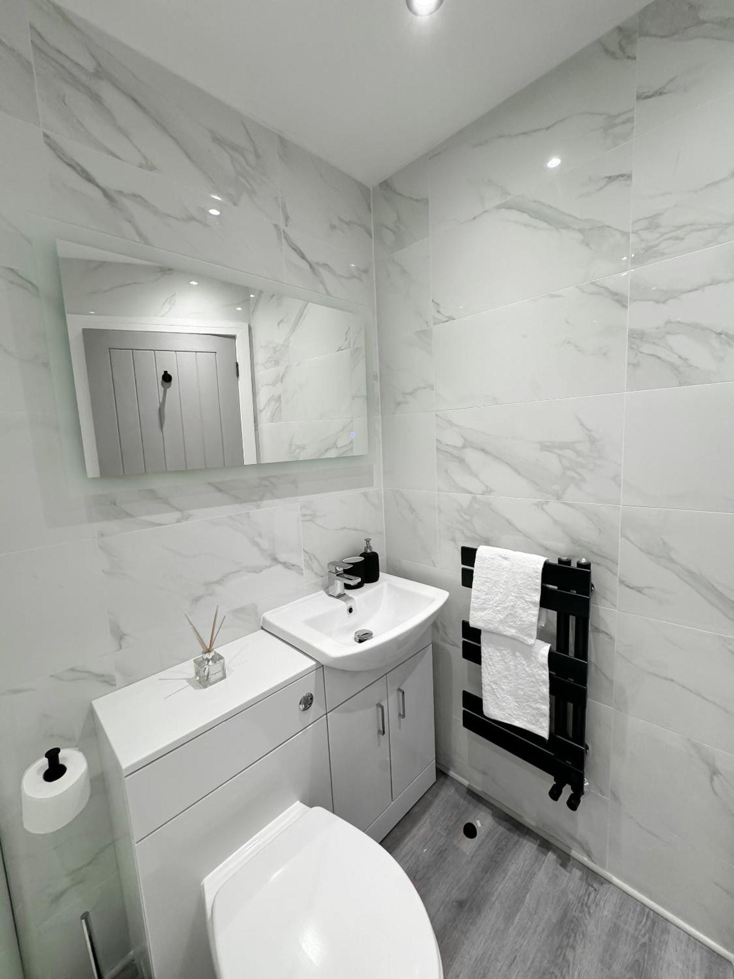Hull Apartment *